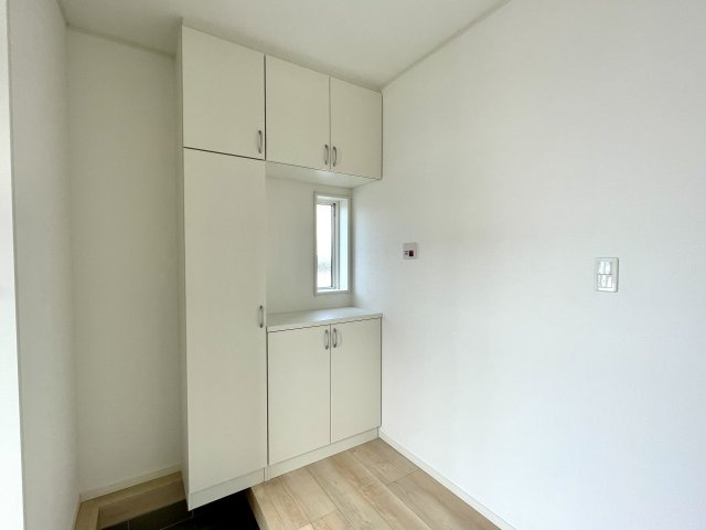 【内観：施工例】 | 【新築分譲住宅　～クレイドルガーデン～】 　山辺町山辺　第13　全1棟 | 【Entrance】
玄関ドアと小窓からの光が明るさを演出します。シューズクローゼットには写真や季節のお花を飾ることが出来ますよ♪