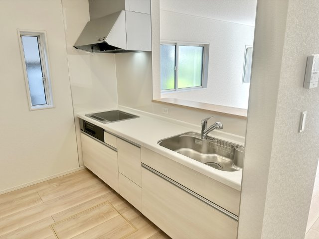 【内観：施工例】 | 【新築分譲住宅　～クレイドルガーデン～】 　山辺町山辺　第13　全1棟 | 【Counter Kitchen】
お料理を効率的に、楽しく。ママの毎日のお料理を効率的にしてくれる動線は「１分でも家事の時間を短縮したい」という思いを叶えてくれます(*^-^*)