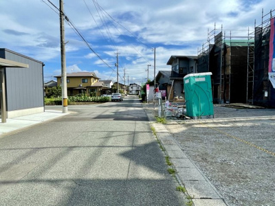 【前面道路含む現地写真】 | 【新築分譲住宅　～クレイドルガーデン～】 寒河江市仲谷地　第4　☆全3棟☆ | 【Frontal road】
忙しく過ぎゆく日常を忘れ去るほど、ゆったりした時間が流れる住環境。『快適』は「家」と「街」と「環境」が調和した時に訪れることだと改めて感じさせてくれます。