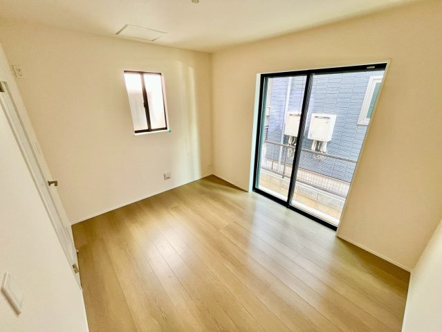 【仲介手数料無料】富士見市鶴馬2613番―新築分譲住宅―限定1棟の洋室|全居室収納を備えているため、すっきりとした生活を送ることができます。
5.62帖の納戸は書斎やゲストルームとしても使いやすいですね。