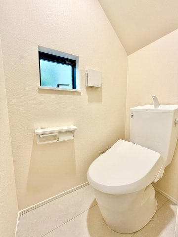 【仲介手数料無料】富士見市鶴馬2613番―新築分譲住宅―限定1棟のトイレ|小窓付きで採光・換気にも配慮した、清潔感のあるトイレです。