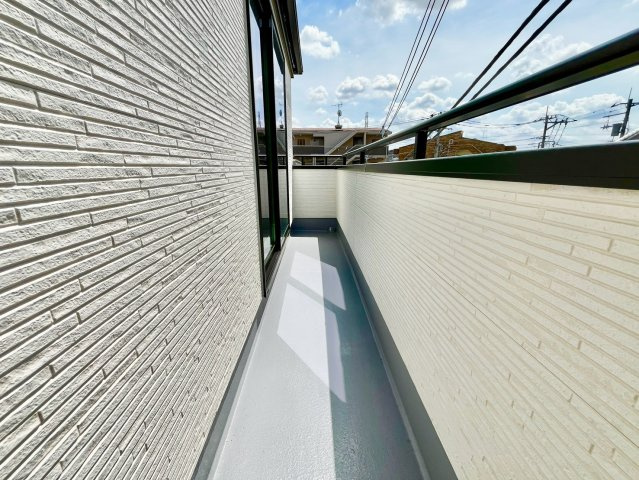 【仲介手数料無料】富士見市鶴馬2613番―新築分譲住宅―限定1棟のバルコニー|住まわれる人だけに許された専用の快適なバルコニー。めまぐるしく過ぎ行く日々の中でゆったりとした癒しを提供してくれる居住者のプライベート空間がここにあります。