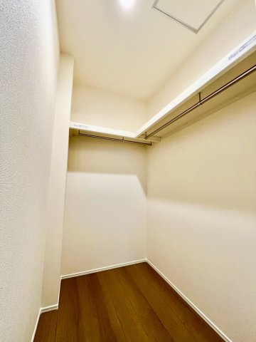 【仲介手数料無料】富士見市鶴馬2613番―新築分譲住宅―限定1棟の収納|収納力のあるウォークインクローゼットを2か所設置。衣類はもちろん、スーツケースや季節物などもまとめて収納できる便利なスペースです。