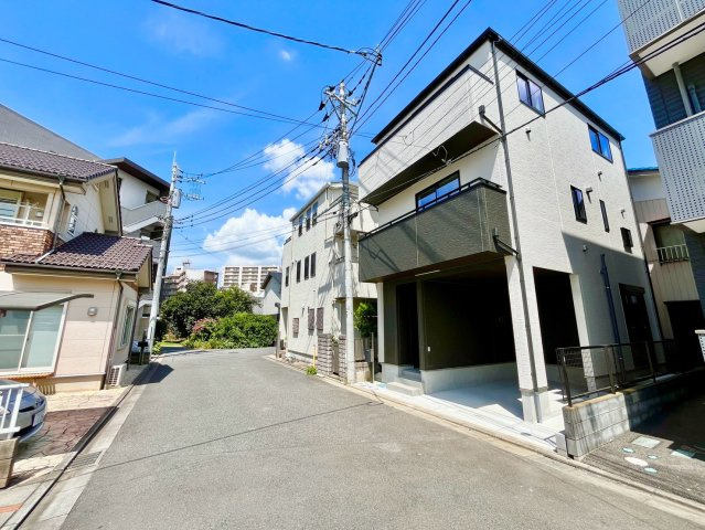 【仲介手数料無料】富士見市鶴馬2613番―新築分譲住宅―限定1棟の前面道路含む現地写真|閑静な住宅街に位置しているため、緑を眺めながら贅沢な時間をお過ごしいただけます。雰囲気の良い緑道はジョギングや毎日のお散歩コースにぴったりです。