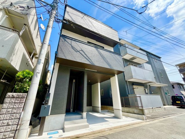 【仲介手数料無料】富士見市鶴馬2613番―新築分譲住宅―限定1棟の前面道路含む現地写真|穏やかな風と陽光を導き、居住性を一段と心地よいものにしています。周辺環境とのコラボレーションにより明るく開放的な空間を演出しております。