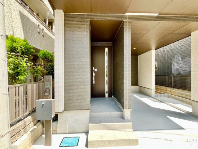 【仲介手数料無料】富士見市鶴馬2613番―新築分譲住宅―限定1棟の外観|光と風溢れる至極の邸です。周囲には緑が多く、四季折々の風情を感じられるエリア。公園も徒歩圏内で、ファミリー世帯にも人気のエリアです。