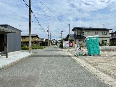 【前面道路含む現地写真】 | 【新築分譲住宅　～クレイドルガーデン～】 寒河江市仲谷地　第4　☆全3棟☆ | 【Frontal road】
忙しく過ぎゆく日常を忘れ去るほど、ゆったりした時間が流れる住環境。『快適』は「家」と「街」と「環境」が調和した時に訪れることだと改めて感じさせてくれます。