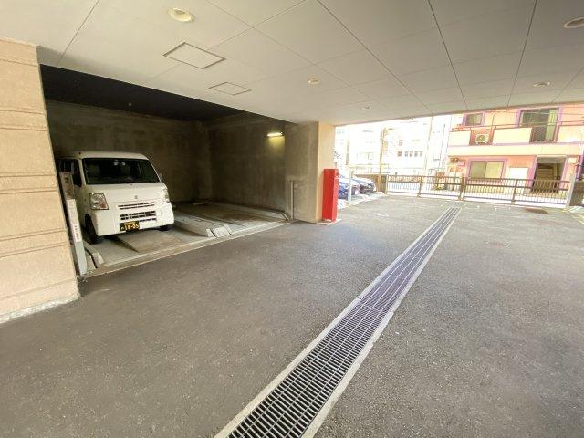 第14シントウキョウビルの駐車場