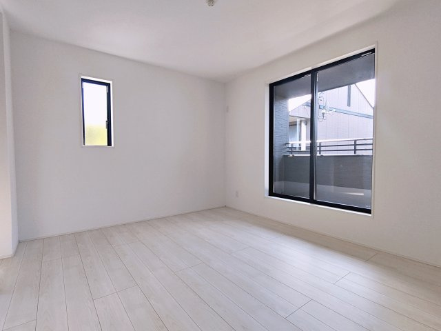 新築戸建・新築建売　郡山市台新一丁目　開成小・第一中の洋室|7帖の洋室はご夫婦の主寝室としておすすめです！大きな窓から日差しが入り明るいプライベート空間！