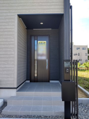 新築戸建・新築建売　郡山市台新一丁目　開成小・第一中の玄関|モニター付きインターホンで訪問者を確認できるので、防犯対策やプライバシー保護など安心です！