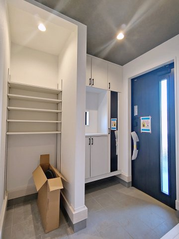 新築戸建・新築建売　郡山市台新一丁目　開成小・第一中の玄関|収納が多い玄関スペース！靴以外にもカー用品やアウトドア用品も収納できます！