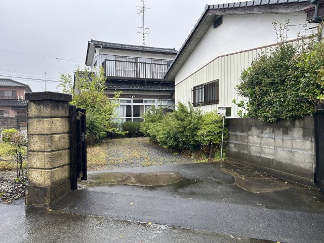 南相馬市原町区北町　中古住宅　6DK 陽当り良好　不動産プラスの駐車場|【現況販売】駐車場です。縦列2台駐車可能です。