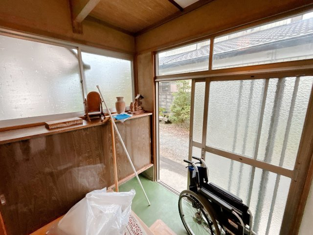 南相馬市原町区北町　中古住宅　6DK 陽当り良好　不動産プラスの玄関|【現況販売】玄関ホールです。お荷物のお片づけを行います。シューズボックスも付いています。