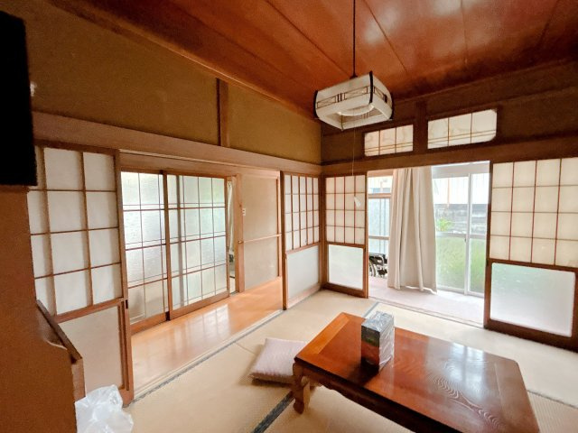 南相馬市原町区北町　中古住宅　6DK 陽当り良好　不動産プラスの和室|【現況販売】中央6帖和室です。お荷物のお片づけを行います。続き間のお部屋になっているので広々使うことができますよ。