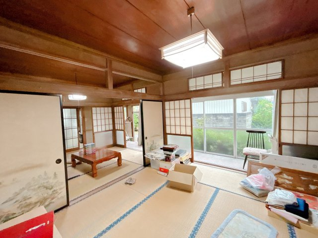 南相馬市原町区北町　中古住宅　6DK 陽当り良好　不動産プラスの和室|【現況販売】中央8帖和室です。お荷物のお片づけを行います。南側に大きな窓があるので明るいお部屋になっています。
