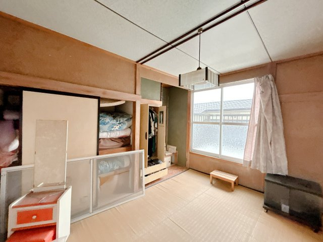 南相馬市原町区北町　中古住宅　6DK 陽当り良好　不動産プラスの和室|【現況販売】2階東側6帖和室です。お荷物のお片づけを行います。南側に窓があるので明るく温かいお部屋になっています。