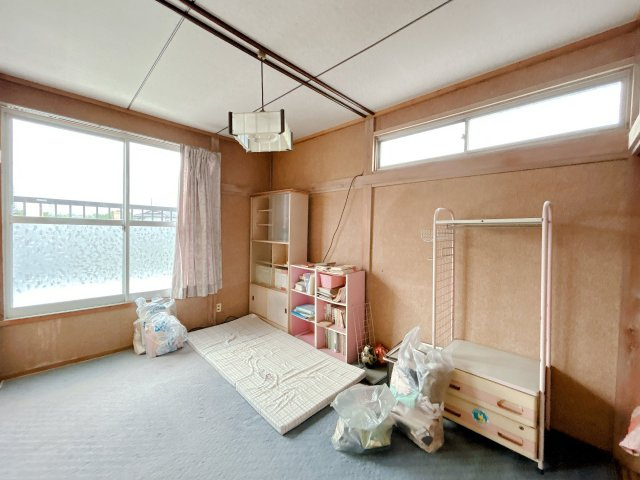 南相馬市原町区北町　中古住宅　6DK 陽当り良好　不動産プラスの和室|【現況販売】2階西側6帖和室です。お荷物のお片づけを行います。お部屋数が多いのでそろそろ子供部屋が欲しくなるお子様へも安心してお部屋をご準備できますね。