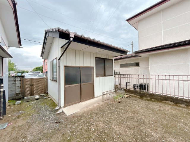 南相馬市原町区北町　中古住宅　6DK 陽当り良好　不動産プラスの設備|【現況販売】庭です。広々とした敷地になっているので子供の遊び場や家庭菜園にもってこいです。物置も設置してあります。