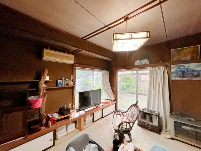 南相馬市原町区北町　中古住宅　6DK 陽当り良好　不動産プラスの和室|【現況販売】東側6帖和室です。お荷物のお片づけを行います。キッチンの続き間なのでリビングにお勧めです。