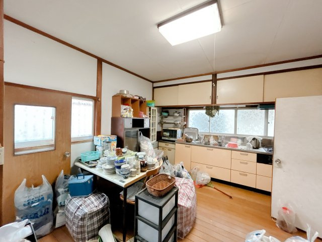 南相馬市原町区北町　中古住宅　6DK 陽当り良好　不動産プラスのキッチン|【現況販売】キッチンです。お荷物のお片づけを行います。約7.5帖のキッチンになっているので家具を置いても広々とお使いいただけます。