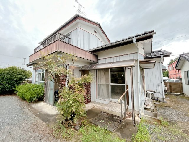 南相馬市原町区北町　中古住宅　6DK 陽当り良好　不動産プラスの外観|【現況販売】外観別角度です。敷地が広々しているのでお子様の遊び場に困りません。