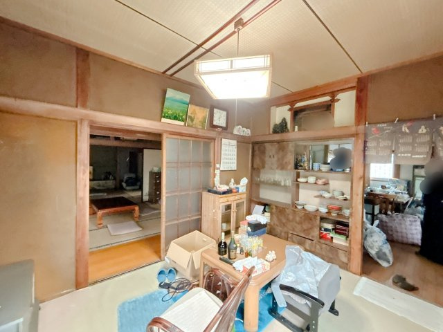 南相馬市原町区北町　中古住宅　6DK 陽当り良好　不動産プラスの和室|【現況販売】東側6帖和室別角度です。お荷物のお片づけを行います。食器棚が備え付けられています。