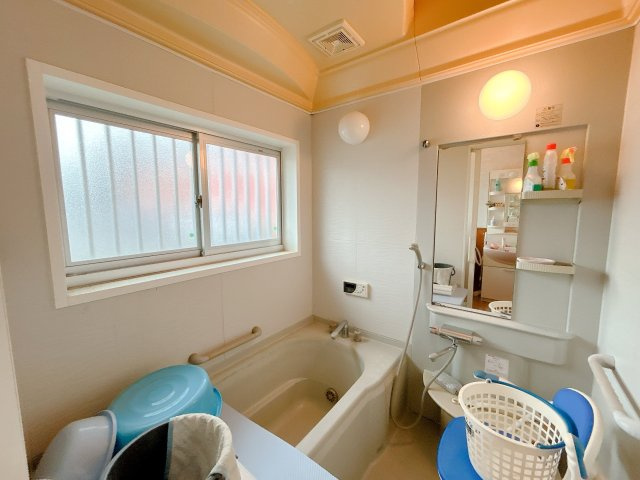南相馬市原町区北町　中古住宅　6DK 陽当り良好　不動産プラスの浴室|【現況販売】浴室です。お荷物のお片づけを行います。1坪タイプの浴室なので足を伸ばしてゆっくりと入浴可能です。