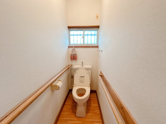 南相馬市原町区北町　中古住宅　6DK 陽当り良好　不動産プラスのトイレ|【現況販売】トイレです。お荷物のお片づけを行います。温水洗浄便座になっています。