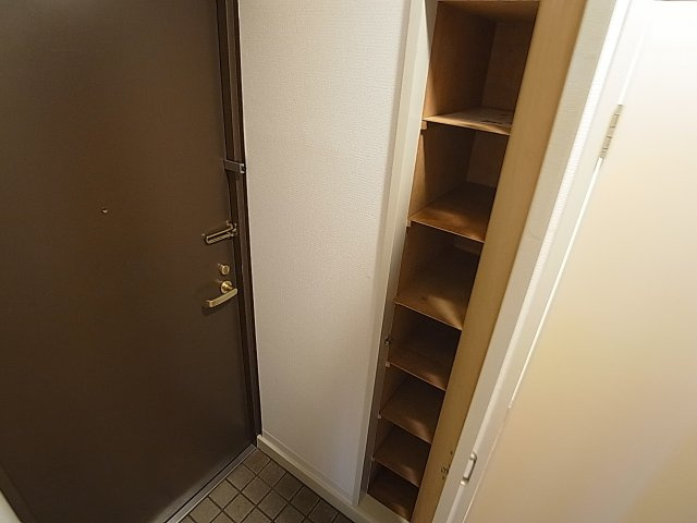 ニューコーワビルの玄関|玄関に靴箱も有ります