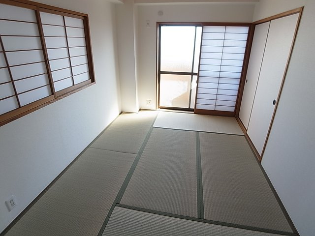 ニューコーワビルの内装|和室は2面窓が有り、風通しも良好