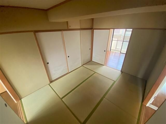 マンション豊四季の寝室|開放的な寝室です