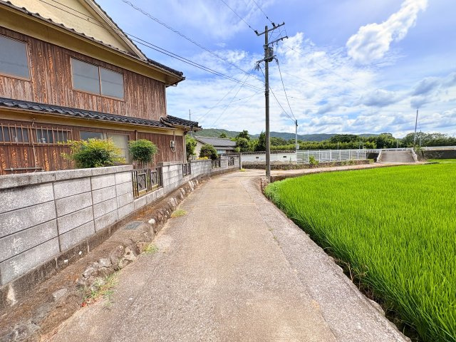 豊後高田市美和　敷地330坪以上　7LDKの前面道路含む現地写真