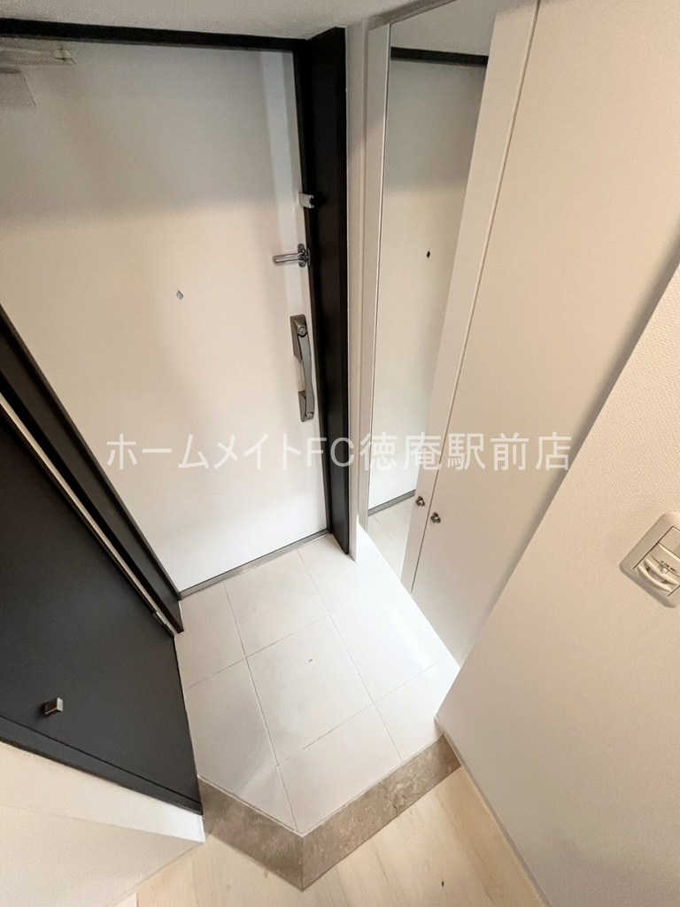 大阪市鶴見区鶴見４丁目の賃貸マンションの玄関