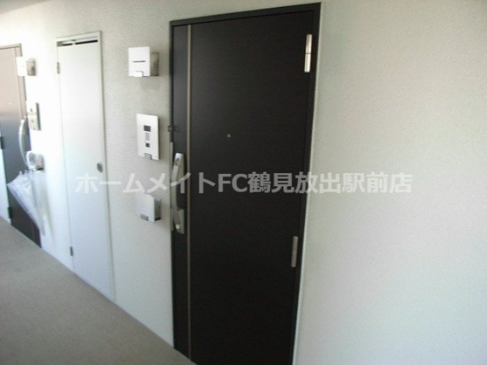 大阪市鶴見区鶴見４丁目の賃貸マンションの玄関