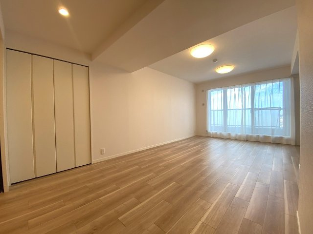 リズムタワーⅡの居間・リビング|隣接する部屋との一体感を感じられる開放的なリビング設計。家族とのコミュニケーションが自然と生まれ、温かみのある穏やかな時間を日常的に過ごせます。