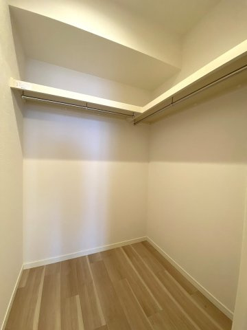 リズムタワーⅡの収納|洋室に備え付けられた大容量のウォークインクローゼット。衣類や季節の家電、旅行バッグまでひとまとめにすっきり収納でき、お部屋を広々と活用できます。