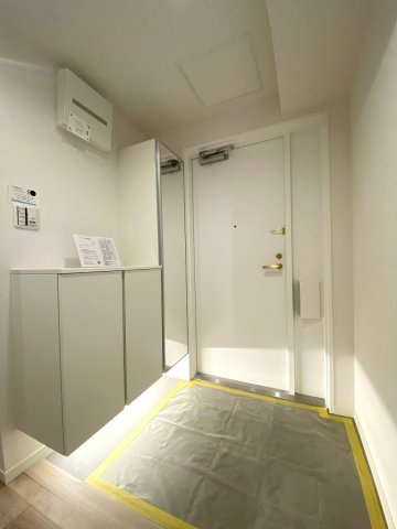 リズムタワーⅡの玄関|住まいの顔となる玄関は清潔感のある落ち着いた仕上がり。シューズボックスをしっかり完備し、いつでもすっきりと綺麗な空間でお客様を迎えられます。