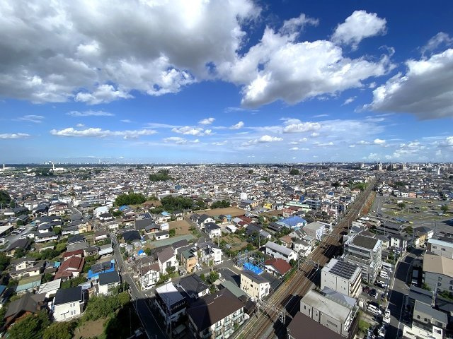 リズムタワーⅡの展望|19階部分につき日当たり・眺望ともに良好な最高のロケーション。眼下に広がる街並みや空を臨むことができ、朝から夜まで変化する絶景を楽しめます。