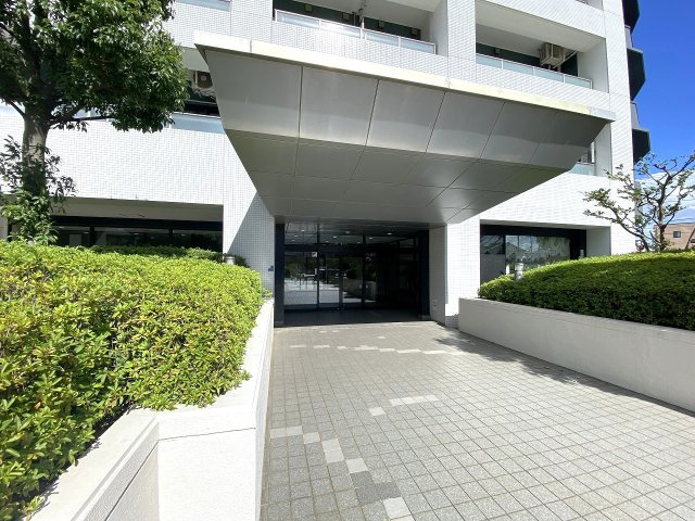 リズムタワーⅡのエントランス|高級感と清潔感を兼ね備えたエントランスアプローチ。管理体制がしっかり整っており、住まう方や訪れる方をあたたかく迎え入れる上質な雰囲気です。