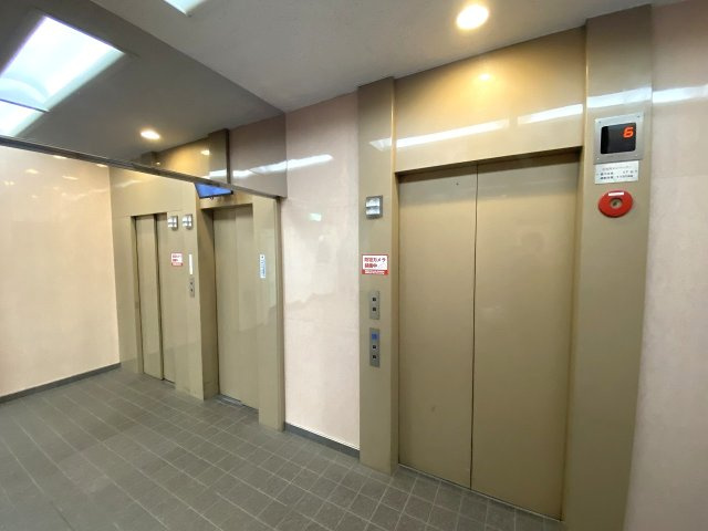 リズムタワーⅡのその他共用部分|快適な階上移動をサポートする共用部のエレベーター。朝の通勤・通学時をはじめ、重い買い物荷物を持っている際やベビーカーでの移動もスムーズで大変便利です。