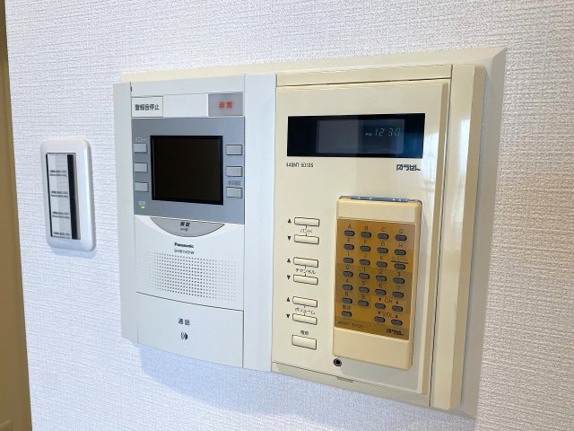 リズムタワーⅡのセキュリティ|室内から来訪者の顔と声をしっかり確認できるTVモニター付きインターホン。一人で過ごす時間帯や夜間の突然の訪問時にも安心感があり、防犯性を大きく高めます。