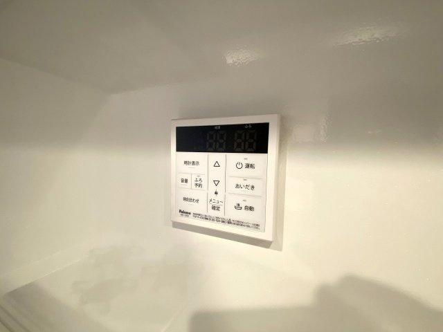 リズムタワーⅡの発電・温水設備|いつでも温かいお風呂に入浴できる便利な追焚機能付き給湯パネル。生活リズムが異なるご家族でも、ボタン一つで好みの湯温に設定でき、快適なバスタイムを楽しめます。