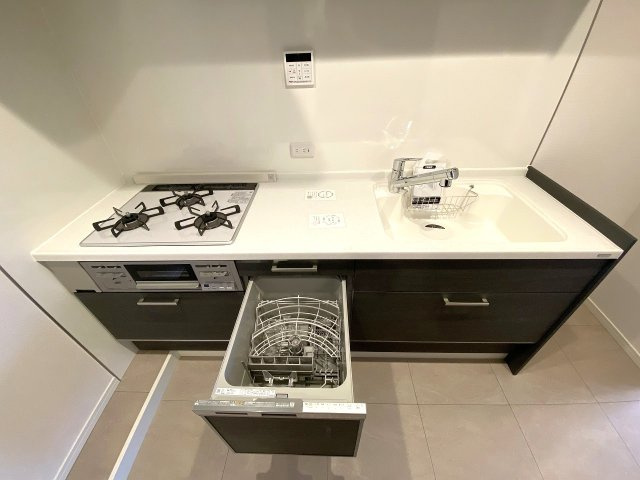 リズムタワーⅡの発電・温水設備|家事の負担を大幅に軽減してくれるビルトインタイプの食器洗い乾燥機。食後の食器洗いがスムーズに行え、節水効果も高く手荒れが気になる季節にも嬉しい設備です。