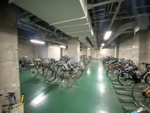 リズムタワーⅡの駐輪場|雨や風から自転車を守る安心の屋根付き駐輪場スペース。綺麗に管理されており出し入れがスムーズに行え、駅までの移動や周辺施設への移動に日常的に活躍します。
