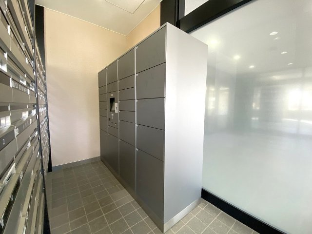 リズムタワーⅡの設備|不在時でも24時間いつでも荷物を受け取れる大変便利な宅配ボックス。共働きのご家庭やネットショッピングをよく利用される方にも安心で嬉しい共用設備です。