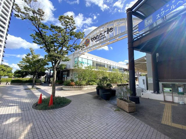 リズムタワーⅡのその他|マンションに隣接する便利なショッピングセンター「トナリエふじみ野」。スーパーや多様な店舗が揃っており、日々の食材の買い物やちょっとしたお出かけも移動の手間なく快適に行えます。