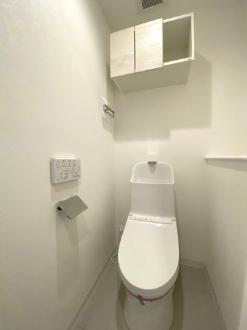 リズムタワーⅡのトイレ|衛生面も安心な洗浄便座付きのトイレに新規交換済み。毎日の生活で欠かせない空間だからこそ、快適性と清潔感にこだわった心地よいスペースに仕上げています。
