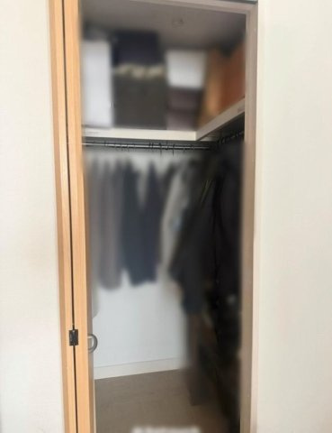 崇徳院2丁目の収納|LDK・洋室・納戸　3ヵ所にウォークインクローゼット有り
お洋服以外にも掃除機やスーツケースなどを一箇所に集約できるのは魅力です
扉が一箇所ですので、お部屋の見た目にもスッキリ
