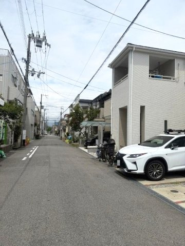 崇徳院2丁目の前面道路含む現地写真|車好きの方にも嬉しい車庫付邸宅
