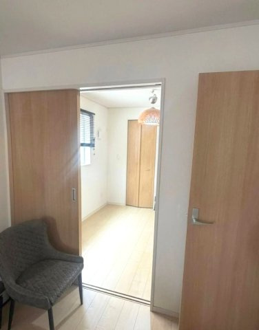 崇徳院2丁目の洋室|扉を閉めて別空間として活用、開けて広々使う等、暮らしに合わせて活用